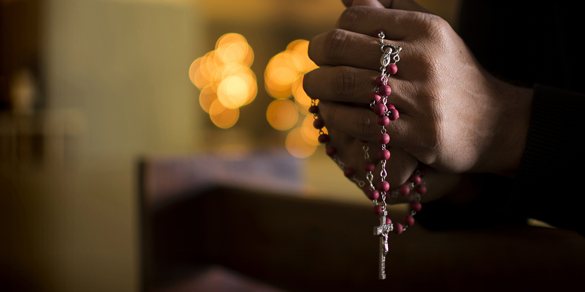 web3-prayer-hands-rosary-church-shutterstock_715763284-romina-oses-ai.jpg